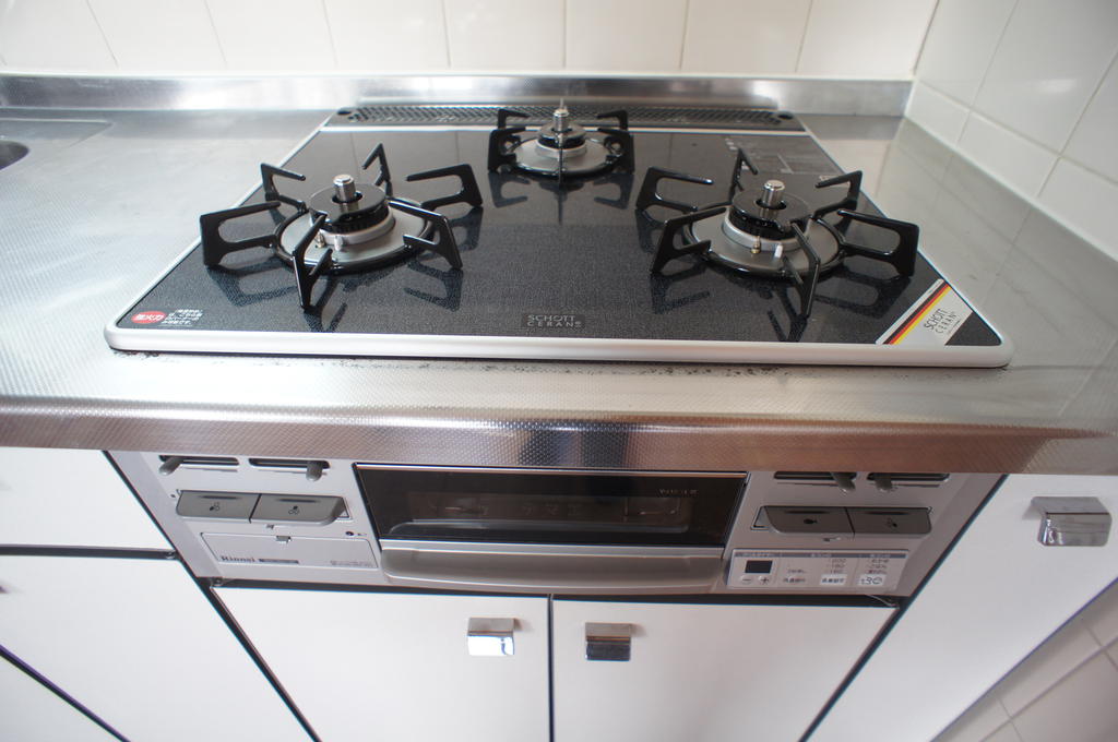 Kitchen. System Kitchen 3-burner stove