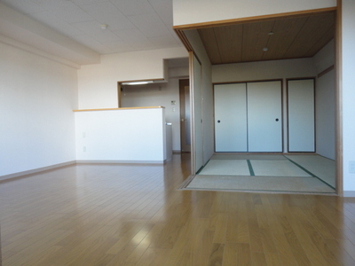 Living and room. By connecting a Japanese-style room it can also be used as LDK of more than 20 quires