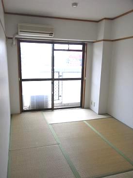 Living and room. Japanese-style room 6 quires Facing south