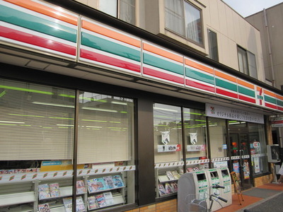 Convenience store. 300m to Seven-Eleven (convenience store)