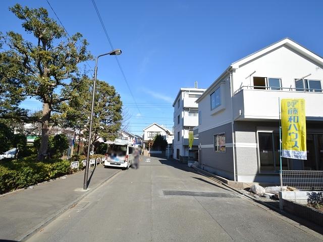 Local photos, including front road. Tachikawa Wakaba-cho 3-chome 1 Building side contact road 2013 / 12 / 16 shooting