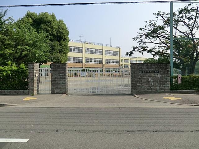 Primary school. 683m to Tachikawa Municipal Shinsei Elementary School