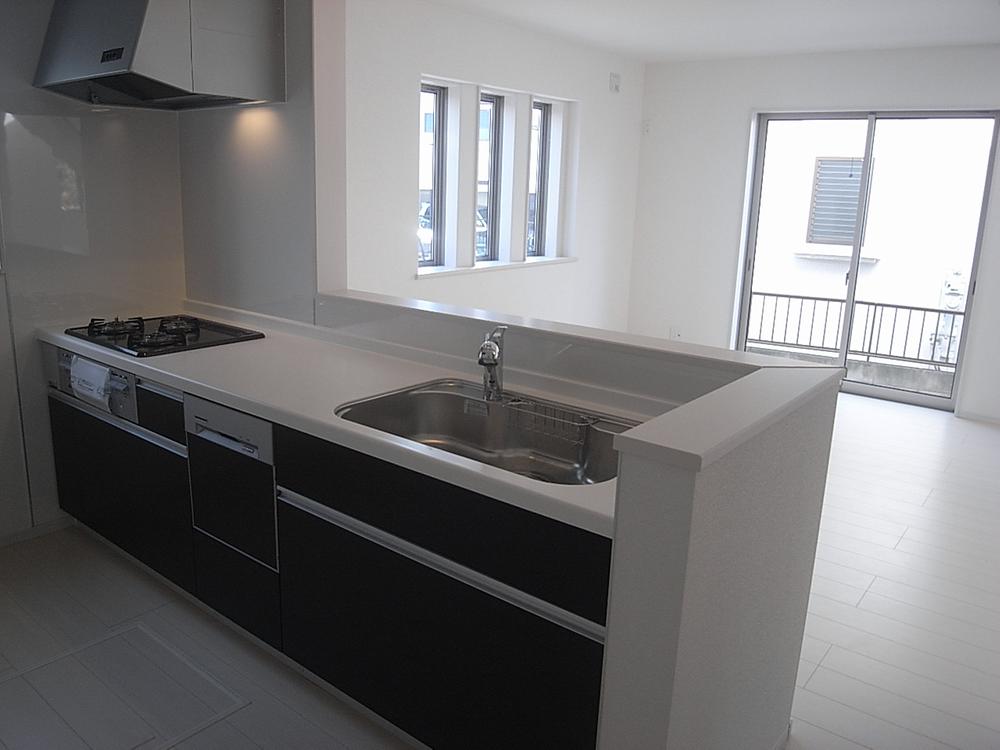 Kitchen. Overlooking the dining space from the counter kitchen