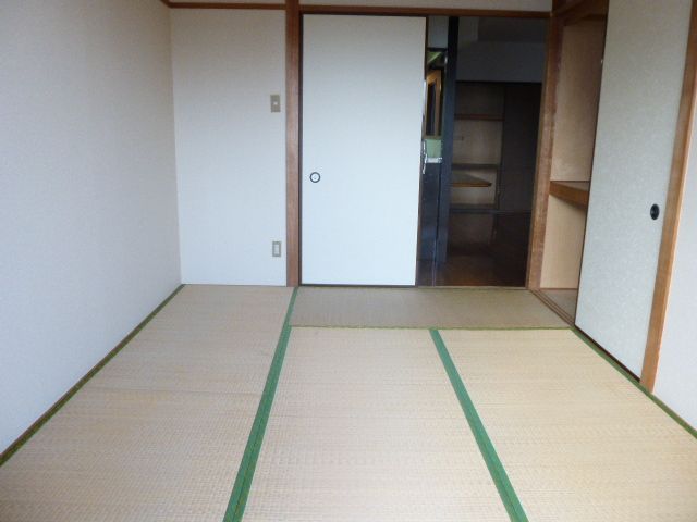 Living and room. Is a Japanese-style room to settle down with a one-room in the family ☆ 