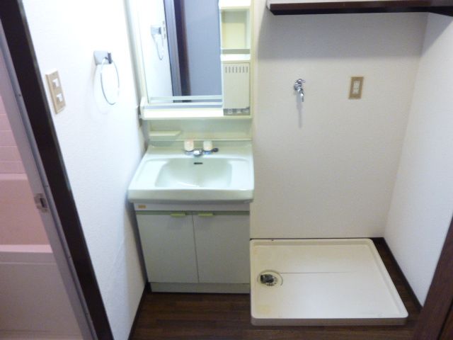 Washroom. The washroom has a washing machine yard and a separate wash basin ☆ 