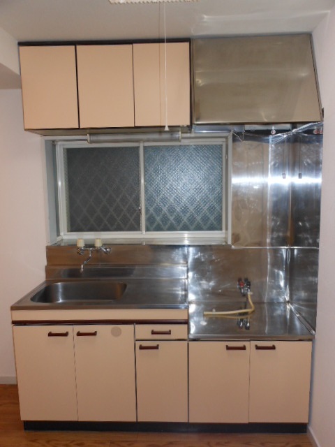 Kitchen. 2-neck is a gas stove