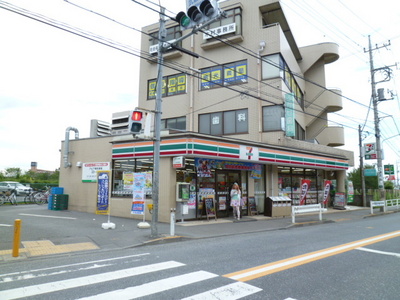 Convenience store. 800m to Seven-Eleven (convenience store)