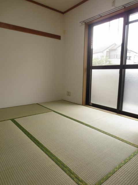 Living and room. It is south-facing Japanese-style rooms