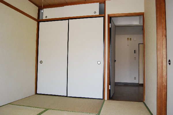 Receipt. South is a Japanese-style room storage