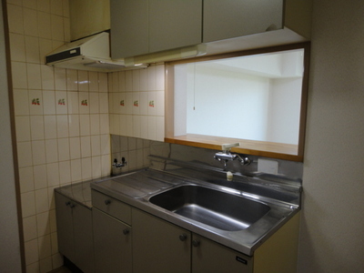 Kitchen. Two-burner gas stove can be installed