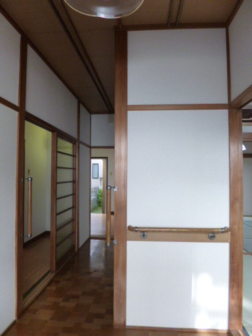 Entrance. Entrance ・ Corridor. It is with handrail. 