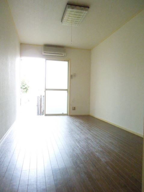 Living and room.  ☆ Western-style room is 7.5 tatami rooms ☆ 