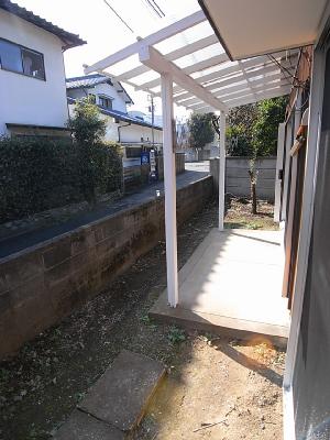 Balcony. Garden with large eaves there