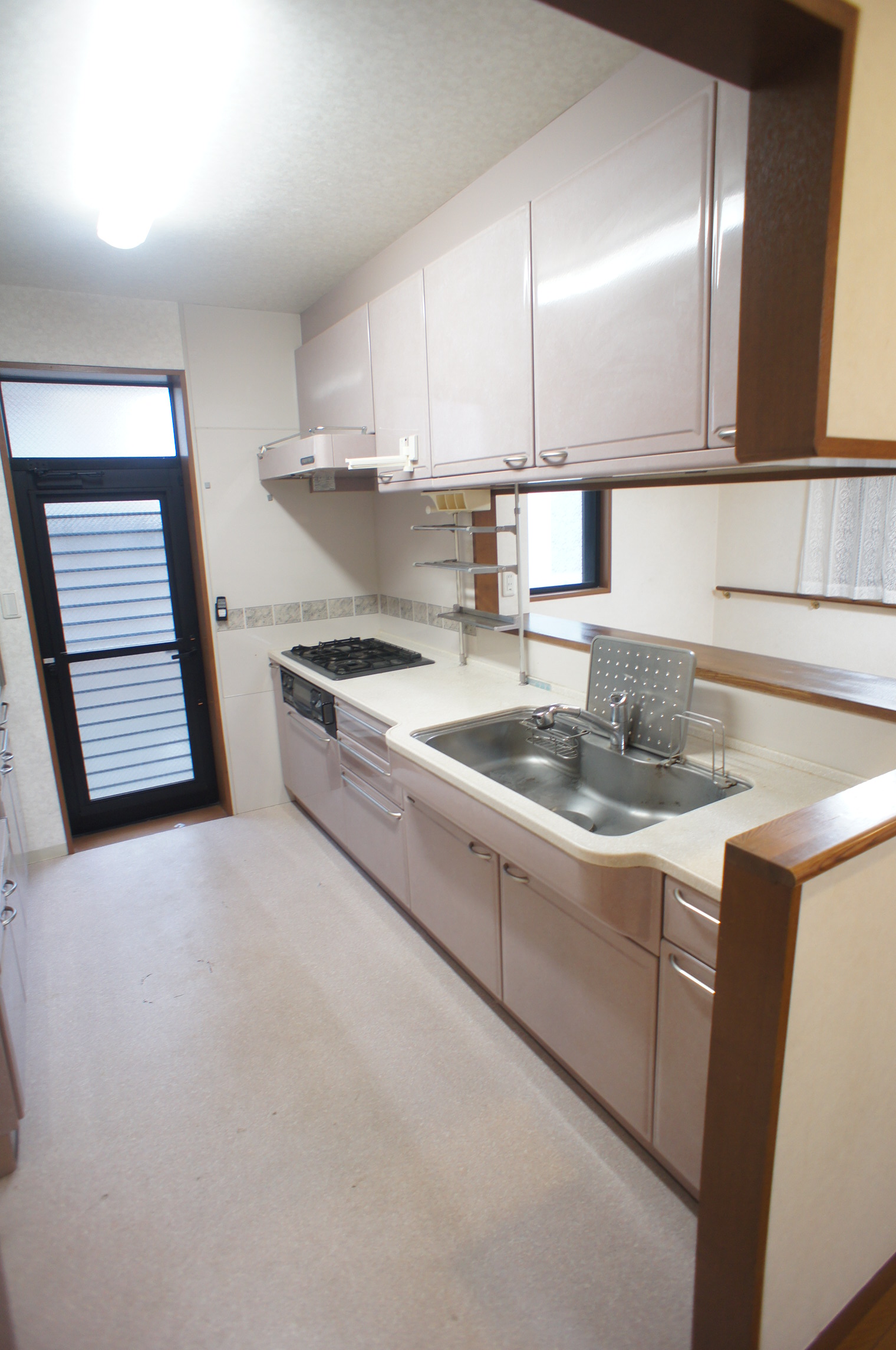 Kitchen. It is also equipped with the cupboard in the face-to-face system Kitchen.