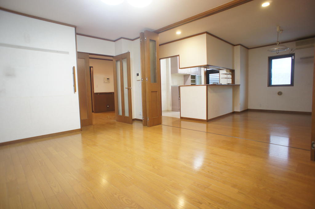 Living and room. The kitchen is on the ground floor ・ There are respectively on the second floor.