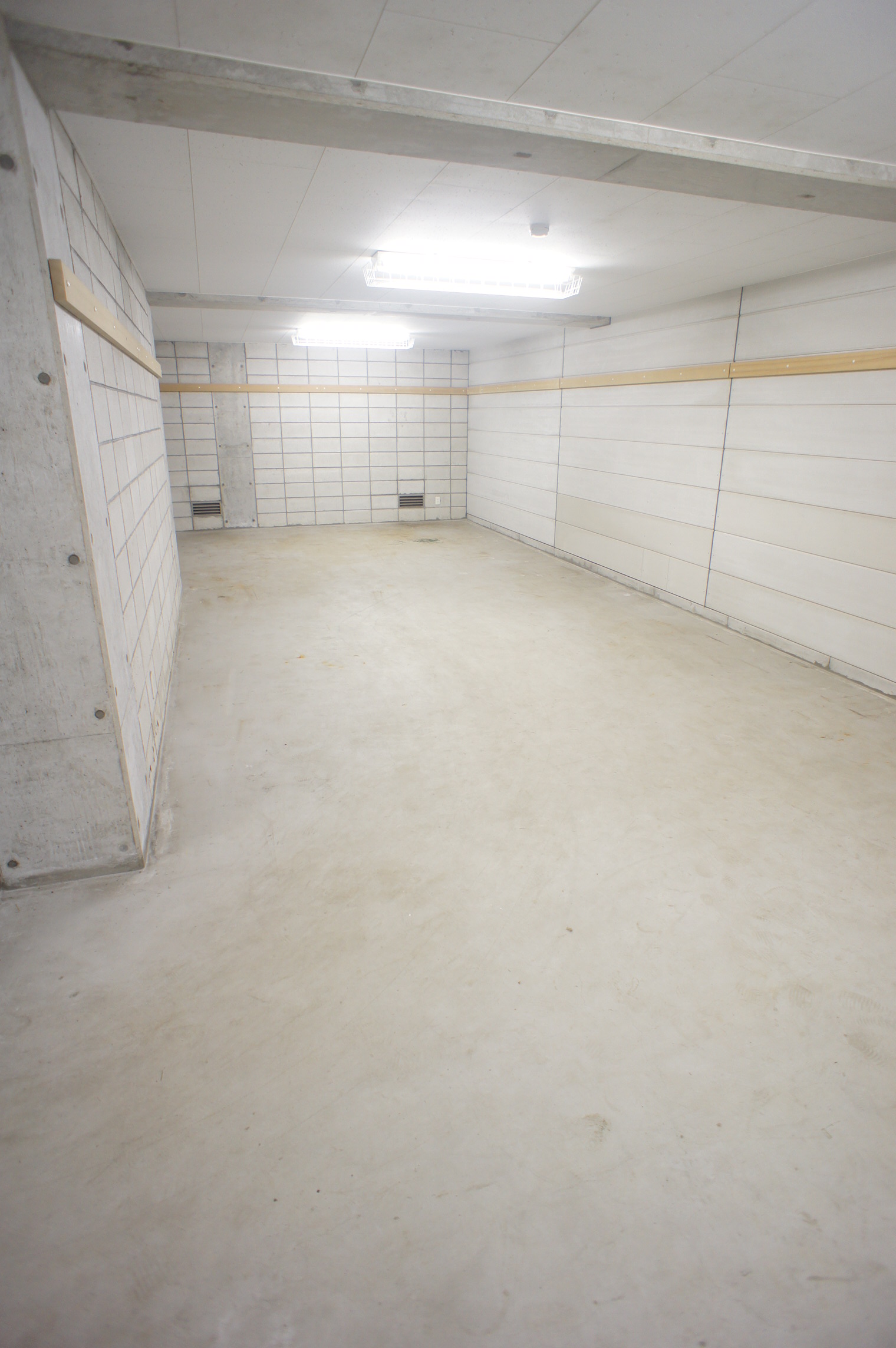 Other room space.  ■ Basement (26 quires) ■ In a warehouse or in the studio, etc..