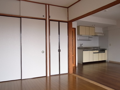 Living and room.  ☆ Plenty of storage ☆ 