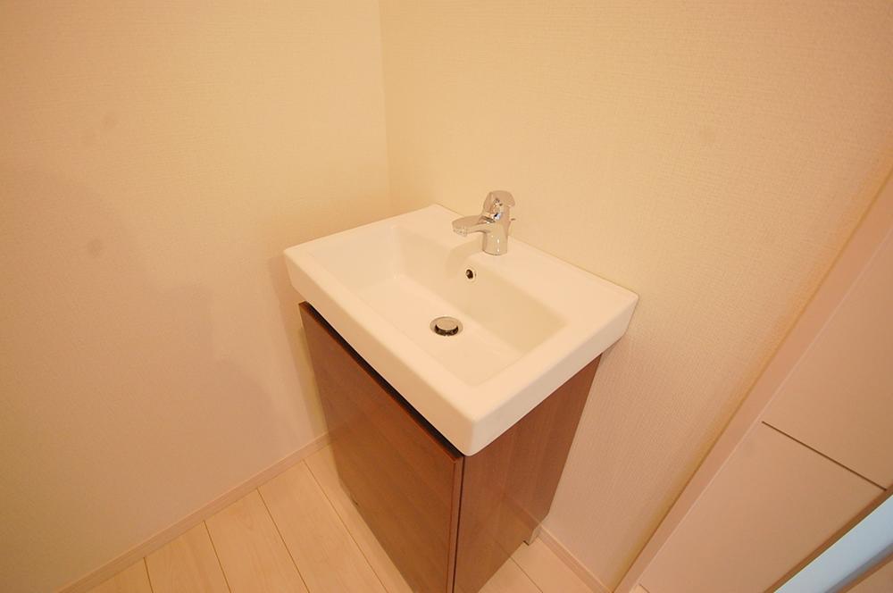 Wash basin, toilet. 2013 October shooting