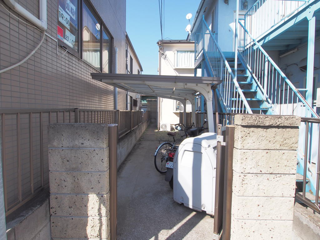 Other common areas. Passage and bike racks up building