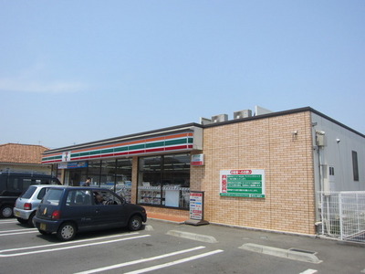 Convenience store. 190m to Seven-Eleven (convenience store)