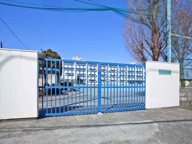 Primary school. 880m to Tachikawa Municipal Matsunaka Elementary School