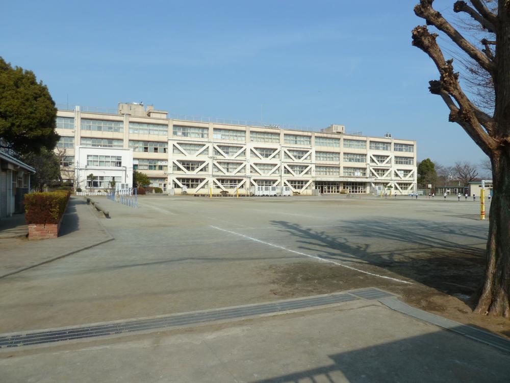 Primary school. Tachikawa Municipal Matsunaka to elementary school 200m