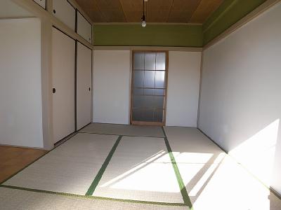 Living and room. Little spread because there is a Japanese-style room 6 quires and plates