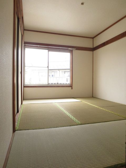 Living and room. Japanese-style rooms are good even as it is, Also good to lay something carpet