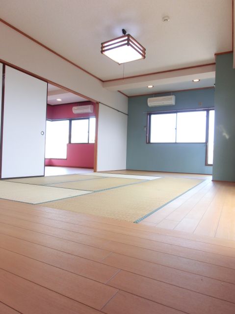 Living and room. Is a Japanese-style room.