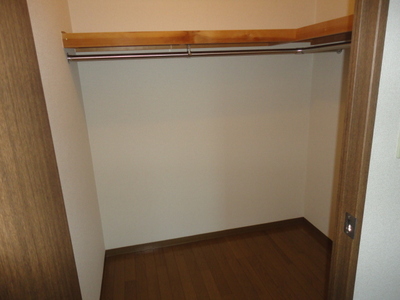 Receipt. Western-style walk-in closet