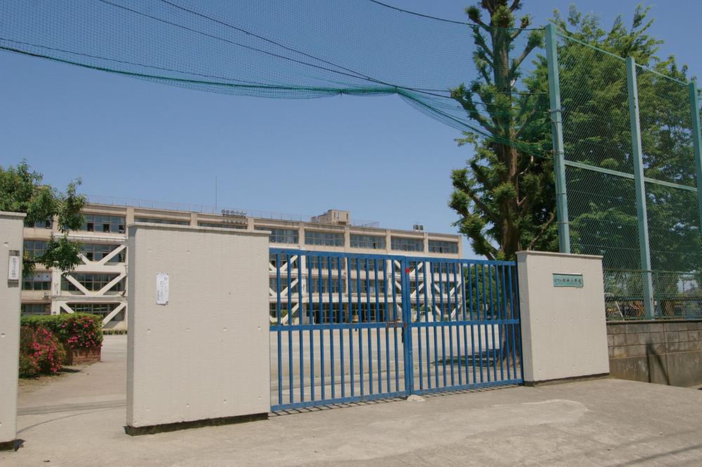 Primary school. Matsunaka to elementary school 880m