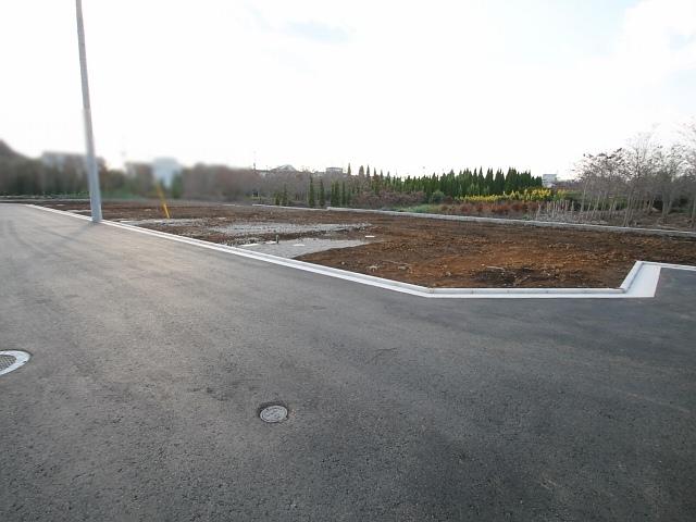 Local photos, including front road. Tachikawa Kamisuna-cho 3-chome Field landscape Contact road situation