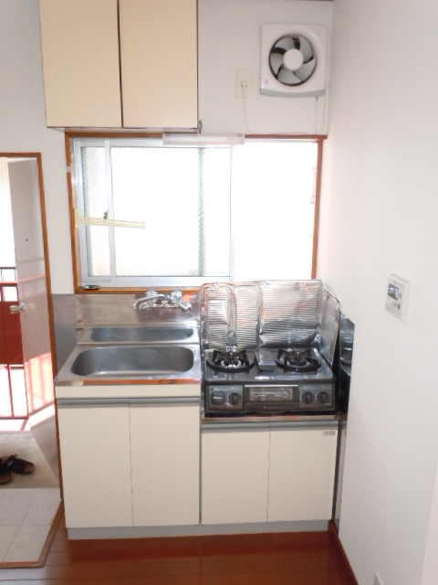 Kitchen. 2-neck is equipped with gas stove