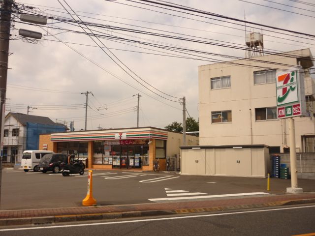 Convenience store. 500m to Seven-Eleven (convenience store)