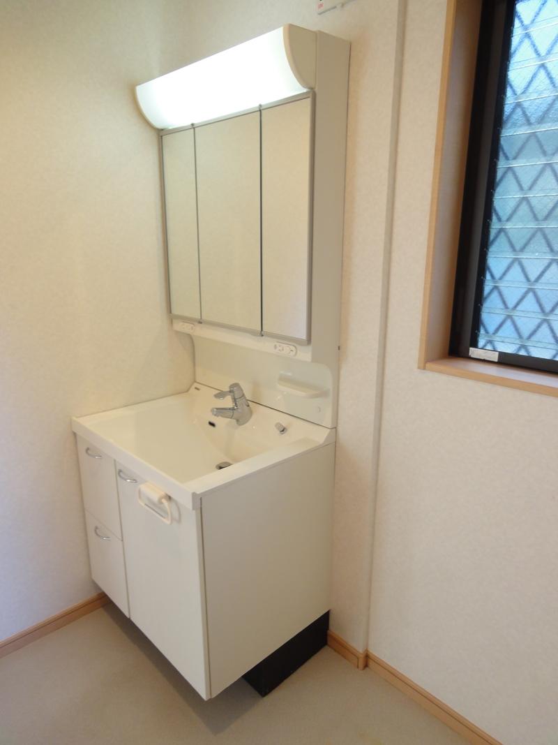 Wash basin, toilet. (December 2013) Shooting