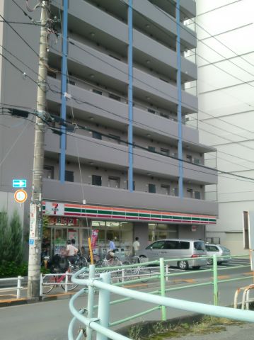 Convenience store. 470m to Seven-Eleven (convenience store)