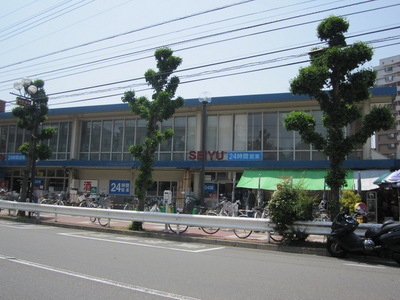 Supermarket. Seiyu to (super) 470m