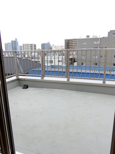 Balcony. There is a spread of balcony ☆