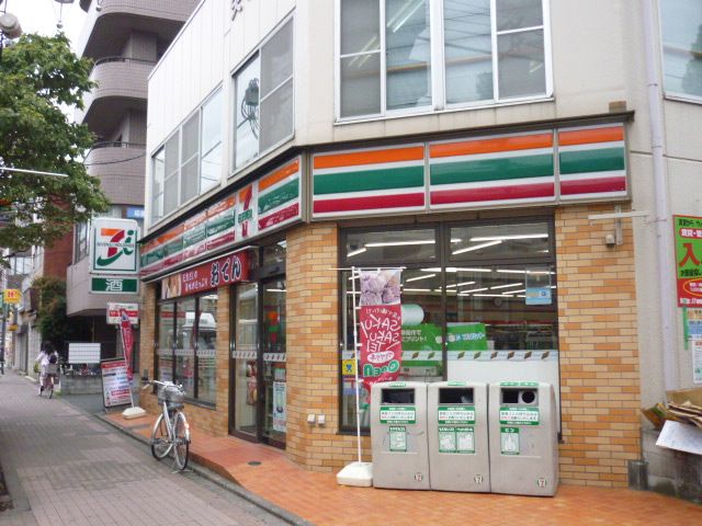 Convenience store. 230m to Seven-Eleven (convenience store)