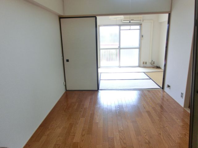 Living and room. The rooms of 4.5 tatami flooring comes with a storage ☆