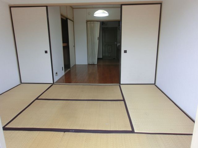 Living and room. 6 is a Pledge of Japanese-style room ☆