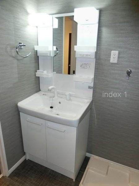 Wash basin, toilet. Washbasin and easy to use in the shower faucet ☆