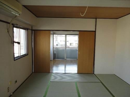 Non-living room. Japanese-style room about 10 tatami mats