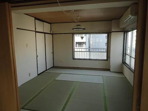 Non-living room. Japanese-style room about 10 tatami mats