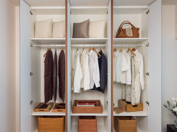 Receipt.  [closet] Western-style housing is such as those of the two series and large ones, Variation wealth. And plenty of storage for your family each of clothing. (Top fixed shelf by type will not be installed. )