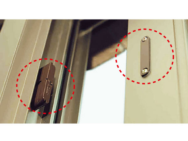 Security.  [Entrance door of the second floor dwelling unit ・ Security sensors in the window] In order to enhance the security of, Security of the magnet to the front door and windows of the second floor dwelling unit ・ Installing a window sensor. (Same specifications)