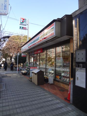 Convenience store. 180m to Seven-Eleven (convenience store)