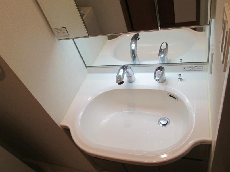 Wash basin, toilet. Please have a look because it is the room carefully used with built shallow.