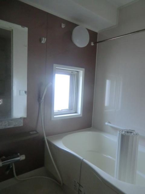 Bathroom. Indoor (September 2013) Shooting It is with a window in the bathroom