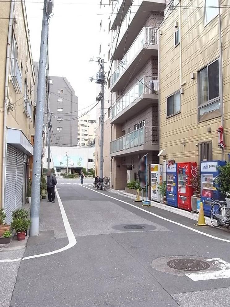Local photos, including front road. This one went quiet location from Showa-dori.